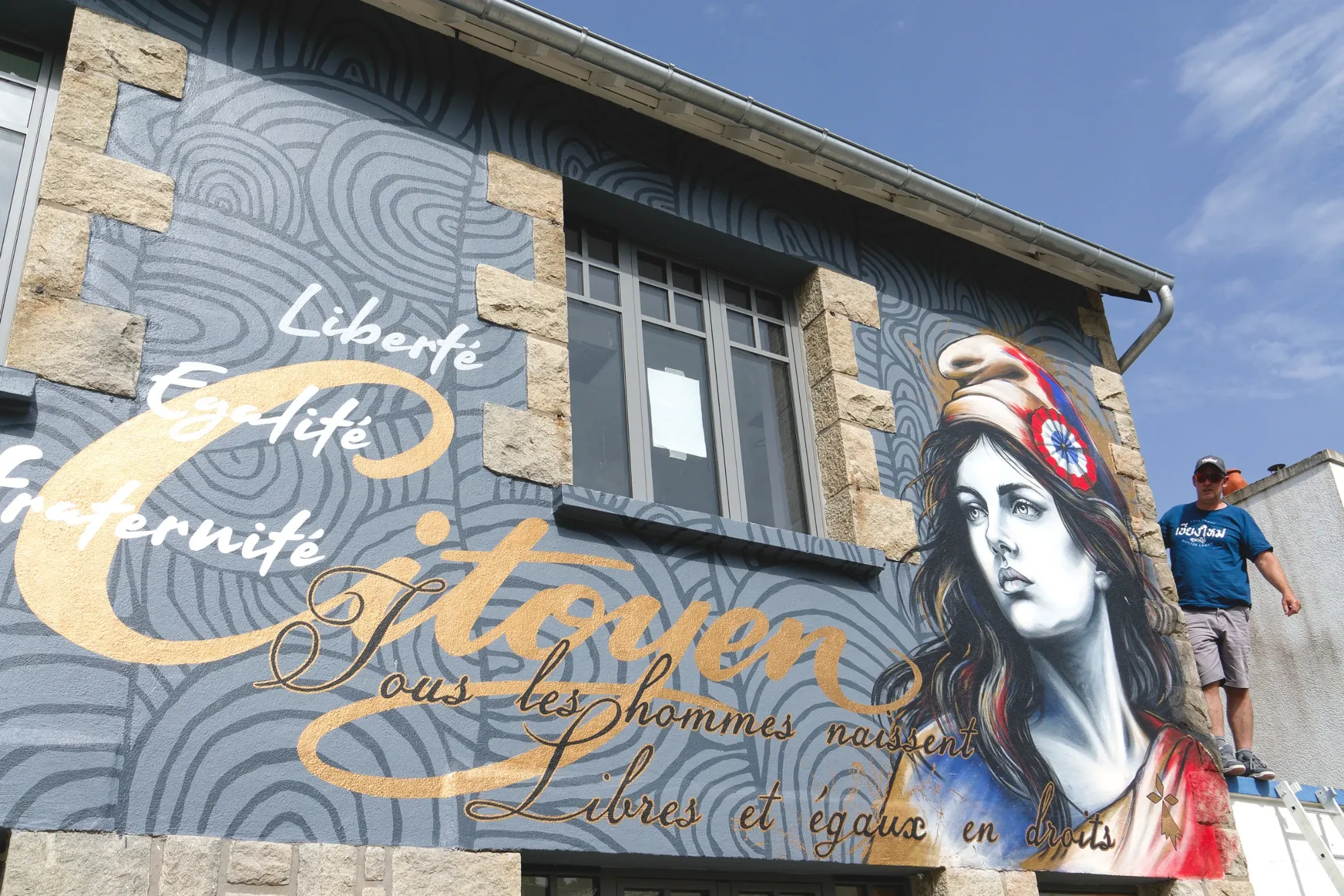 L'artiste Gwendal Larher devant la Marianne, mairie de Trémel